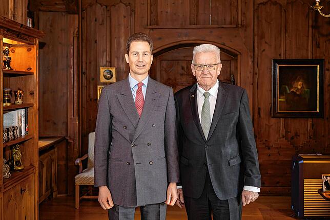 Südwest-Ministerpräsident Winfried Kretschmann (rechts) beim Besuch von Erbprinz Alois von und zu Liechtenstein im Schloss in Vaduz.