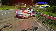 Die Beifahrerin wurde leicht verletzt, der Fahrer blieb unverletzt.