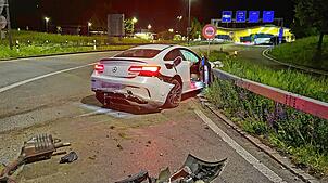 Die Beifahrerin wurde leicht verletzt, der Fahrer blieb unverletzt.