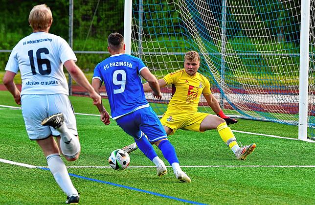 Chancenlos: Nexhdet Gusturanaj vom FC Erzingen hat Florian Maier (Nr. 16) abgehängt und lässt Torwart Luca Rudigier von der SG ...