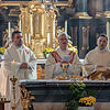 Mit einem festlichen Gottesdienst wurde am Sonntag in der Meßkircher Stadtkirche die Investitur von Pfarrer Stefan Schmid (Bildmitte) ...
