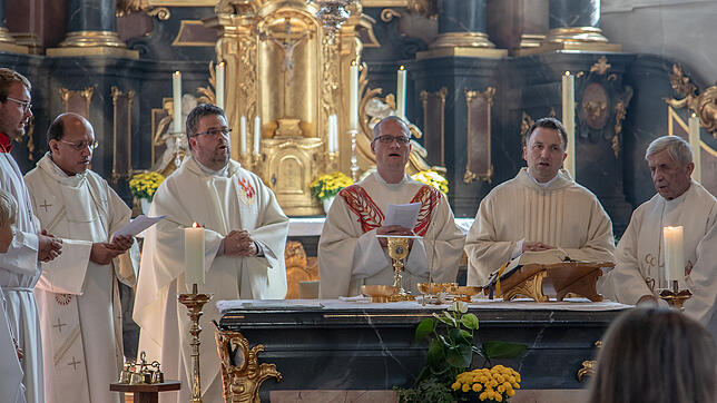 Mit einem festlichen Gottesdienst wurde am Sonntag in der Meßkircher Stadtkirche die Investitur von Pfarrer Stefan Schmid (Bildmitte) ...