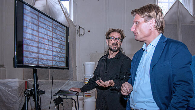 Restaurator Raymund Bunz (Mitte) erläuterte Thomas Bareiß (rechts) Details seiner Reinigungsmethode für Decken, Wände und Gemälde der ...