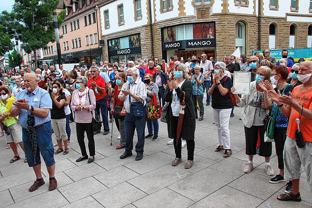Rund 300 Bürgerinnen und Bürger waren zu einer Kundgebung gekommen, um mit ihrer Solidarität eine Schließung der Karstadt-Filiale noch ...