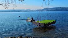 Langsam und sehr vorsichtig wurde das zwei Tonnen schwere Element von einem Kran auf der Wasseroberfläche abgesetzt.