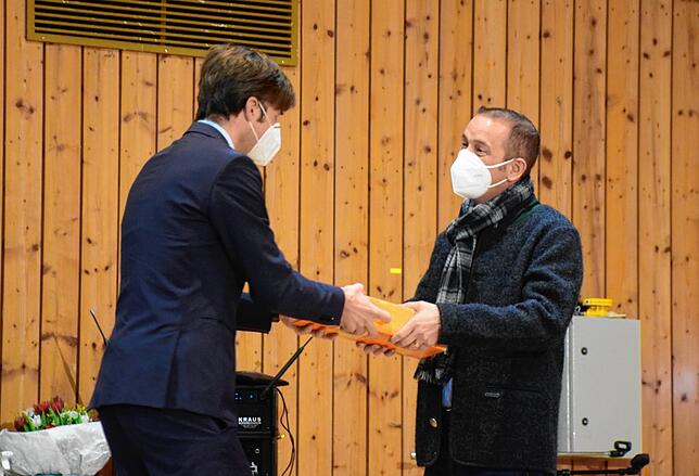 Zeno Danner überreicht Stefan Keil ein Geschenk.