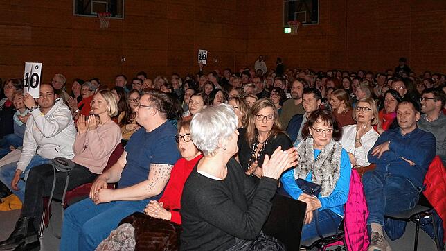 Wann endlich wird es wieder so sein? &ndash; Blick in die voll besetzte Waldshuter Stadthalle beim ersten Poetry Slam des Kulturamtes ...