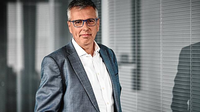 &bdquo;Ich glaube, dass 2024 ein sehr hartes Jahr wird.&ldquo; ZF-Chef Holger Klein stimmt die Belegschaft auf schwierige Monate ein.