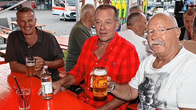 Bild 29: Endlich wieder Hafenfest! Trotz Wetterumschwung ist die Stimmung am ersten Tag hervorragend