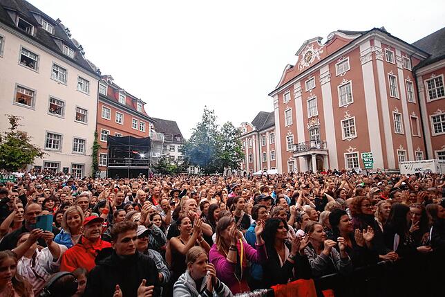 Bild 9: 3000 Fans feiern Nena in Meersburg