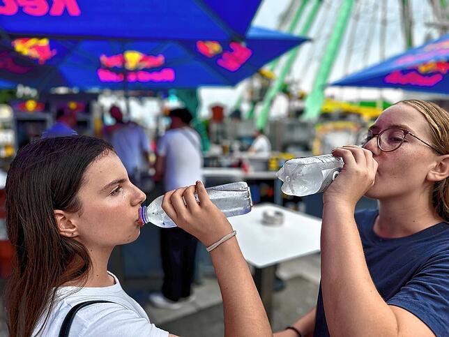 Durst! Lina und Emily trinken Wasser. Eine Flasche kostet allerdings an fast jedem Stand 4 Euro.