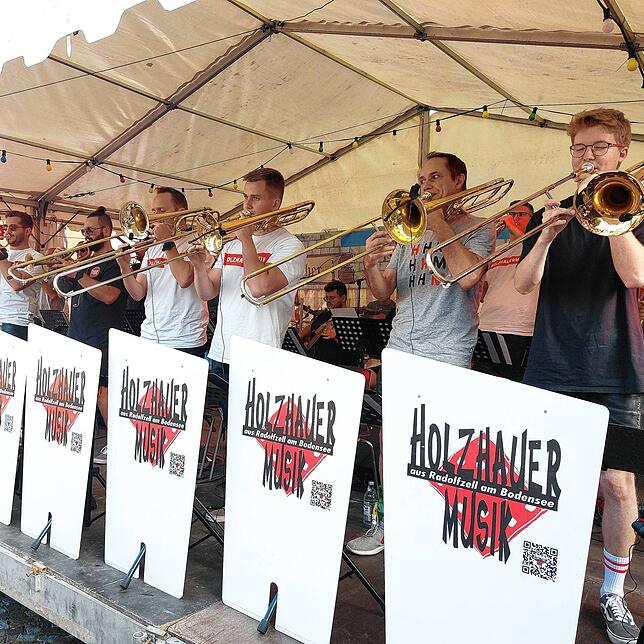 Die Holzhauermusik Radolfzell sorgte am Freitag für Stimmung beim Seetorfescht Allensbach.