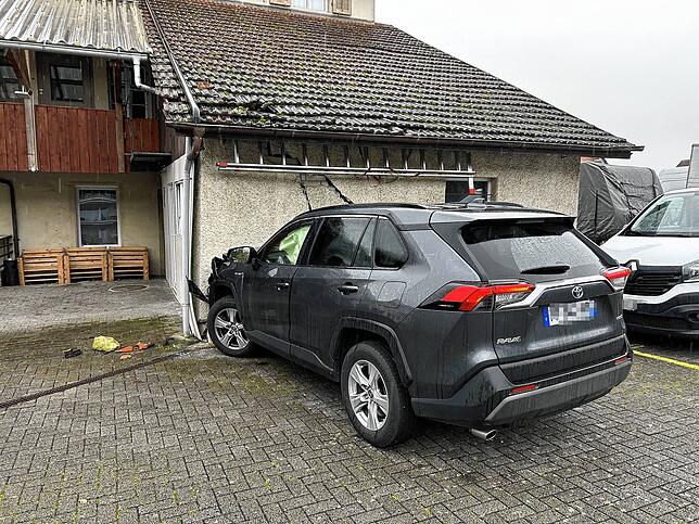 Ein 15-Jähriger hat am Samstag in Umikon ein Auto gegen eine Hauswand gefahren.