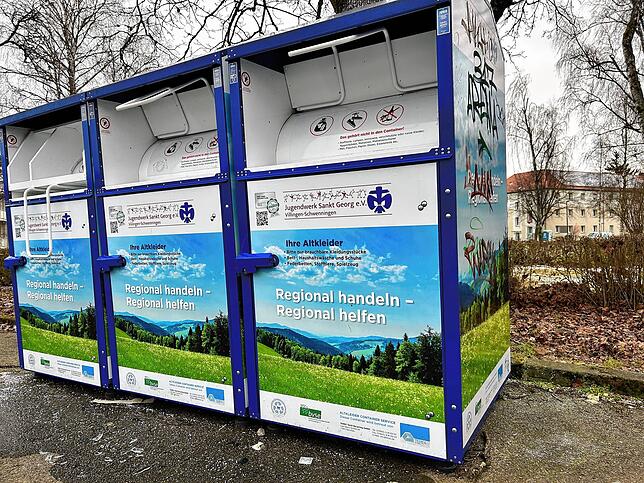 Altkleidercontainer in der Villinger Pontarlierstraße. Die blauen Container im Kreis werden von gemeinnützigen Organisationen ...