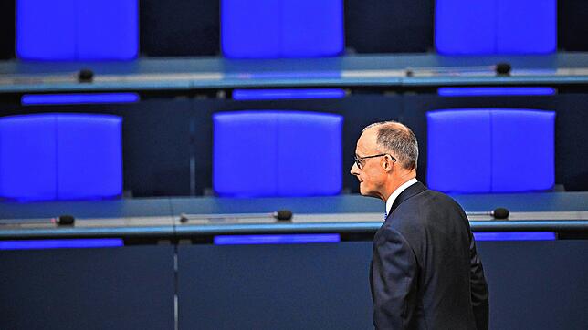 Der designierte Bundeskanzler Friedrich Merz (CDU) geht vor dem ersten Wahlgang der Kanzlerwahl durch den Plenarsaal.