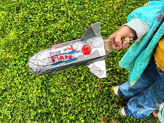 Eines der Kinder hat seine Rakete „Feuer und Flamme“ getauft.