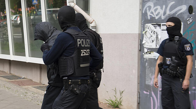 Polizeibeamte führen dreieinhalb Monate nach dem spektakulären Diebstahl einer 100-Kilo-Goldmünze aus dem Berliner Bode-Museum einen ...
