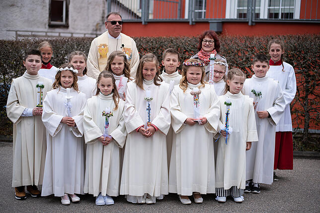 Von hinten links: Hannah Strätker (Ministrant), Pfarrer Johannes Kienzler, Ingrid Bausch (Gemeindereferentin und Religionslehrerin), ...