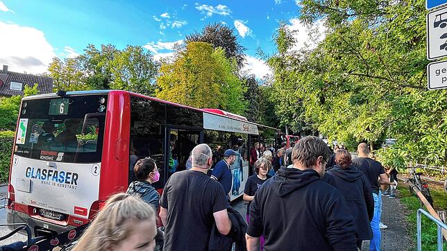 Bild 18: Tausende Fans kommen zu den Ärzten ins Bodenseestadion. Hier sind die Bilder des Abends