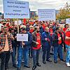 ZF-Beschäftigte bei einer zentralen Solidaritätsveranstaltung in Schweinfurt im Herbst 2022. Intern untersucht ZF seit einigen Jahren, ...