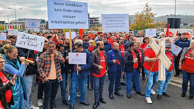 ZF-Beschäftigte bei einer zentralen Solidaritätsveranstaltung in Schweinfurt im Herbst 2022. Intern untersucht ZF seit einigen Jahren, ...