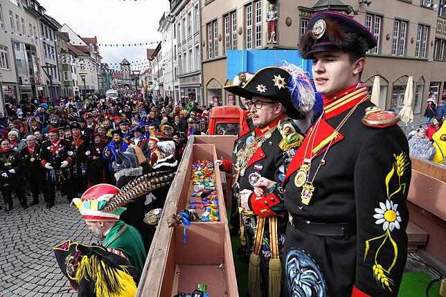 Bild 2: Schlussappell der Katzenmusik am Latschariplatz