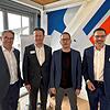 Der Politologe Torben Lütjen (Zweiter von rechts), steht neben den Vorständen Nicolas Mayer und Daniel Hirt (von links) sowie dem ...
