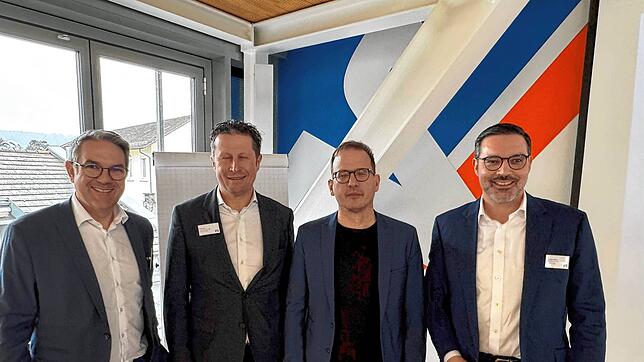 Der Politologe Torben Lütjen (Zweiter von rechts), steht neben den Vorständen Nicolas Mayer und Daniel Hirt (von links) sowie dem ...