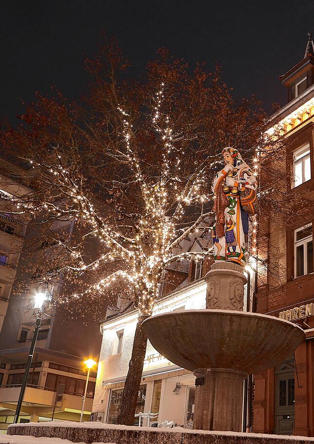 Neben dem Hanselbrunnen sorgen hunderte LED-Lichter für Weihnachtsstimmung. Der Hansel muss sich wohl noch etwas gedulden.