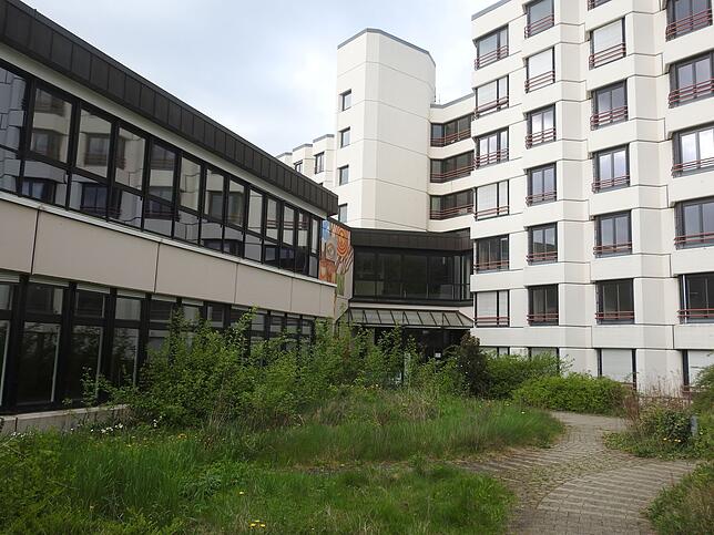 Der einstige Haupteingang der HEK ist zugewachsen, das Gebäude steht leer und verfällt. Kehrt mit dem neuen Besitzer bald neues Leben ...
