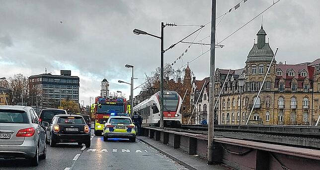 Die Alte Rheinbrücke ist zwar derzeit nicht beflaggt, aber auch die links und rechts zu erkennenden Fahnenstangen sind neben Lichtmasten ...