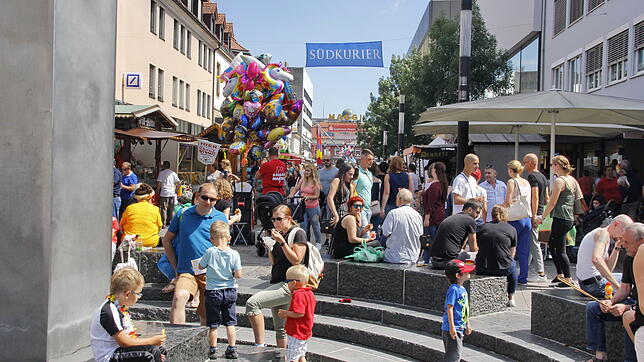 Bummeln, Schauen und Verweilen lautet das Motto beim Singener Stadtfest, Sitzplätze wie hier am Hauserbrunnen waren gefragt: Die ...
