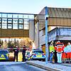 Einsatzkräfte der Polizei und der Rettungsdienste arbeiten an einem Einsatzort an einem Jobcenter. Ein Kunde des Jobcenters hatte zuvor ...