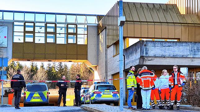 Einsatzkräfte der Polizei und der Rettungsdienste arbeiten an einem Einsatzort an einem Jobcenter. Ein Kunde des Jobcenters hatte zuvor ...
