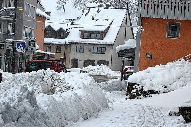 Bild 12: Es schneit und schneit: Schneepflüge und Schneeschieber haben in Bonndorf Hochkonjunktur