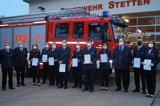 Bei der Feuerwehr Stetten gab es zahlreiche Beförderungen und Ehrungen (von links): Kreisbrandmeister Peter Schörkhuber, sein ...