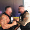 Ein laut Behörden schwerkriminelles Brüderpaar mit dicken Muskeln: Armin „Boki“ C. (links) mit seinem Bruder Nermin C. in einer Aufnahme ...