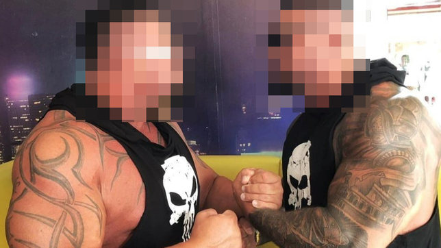 Ein laut Behörden schwerkriminelles Brüderpaar mit dicken Muskeln: Armin „Boki“ C. (links) mit seinem Bruder Nermin C. in einer Aufnahme ...