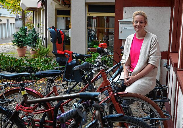 Bauamtsmitarbeiterin Jacqueline Leyers sorgt für die Fahrradabstellmöglichkeiten in der Stadt.
