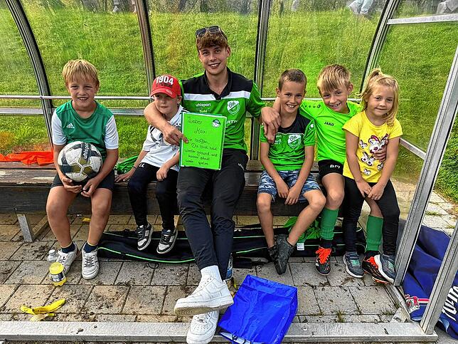 Jugendspielerinnen und Jugendspieler der DJK Donaueschingen haben Maximilian Richter ein Geschenk überreicht: „Lieber Maxi, wir hoffen, ...