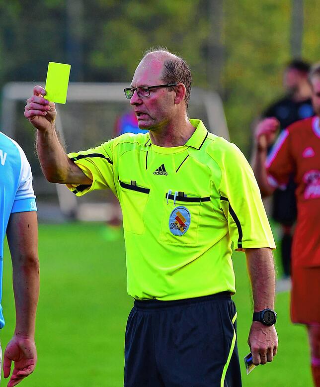 Unverhofft kommt oft: Stefan Wagner war zufällig als Zuschauer beim Spiel des SV Waldhaus gegen den SV Herten. Als sich Schiedsrichter ...