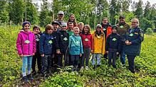 Die Grundschüler der 3. und 4. Klasse haben den Zeitungswald besucht: Anni, Tiago, Julian, Lio, Lotta, Marvin, Caisa, Felix, Violetta, ...
