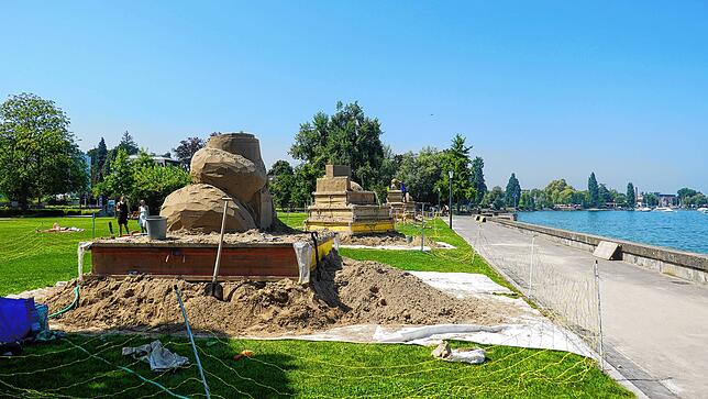 Aktuell formen Künstler an der Rorschacher Seepromenade ihre Sandskulpturen. Bis zum September können die Besucher die fertigen Figuren ...