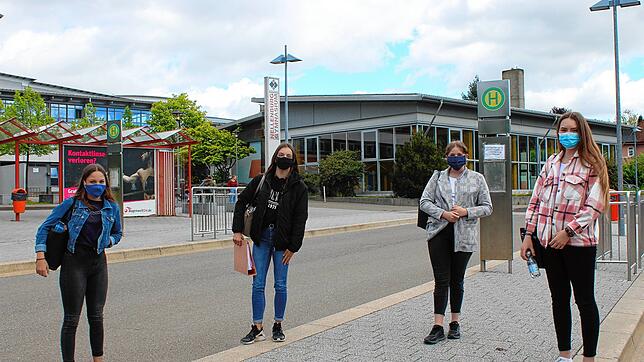 Wie gewohnt geht es an der Bushaltestelle am Schulzentrum noch nicht zu: Sabrina Rus, Johanna Scheyda, Lena Haak und Elisabeth Scherer ...