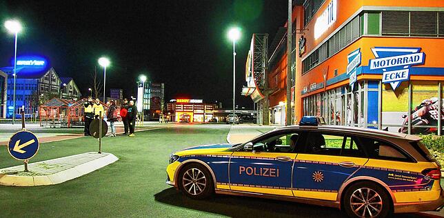 Platzverweis für die Autoposer: Die Polizei räumte den Obi-Parkplatz, nachdem sich dort zahlreiche Tuningfreunde versammelt hatten. Der ...