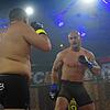 Christian Fischer (rechts) während seines ersten MMA-Kampfes. Den konnte er direkt auch für sich entscheiden. Mit der Karriere soll es ...