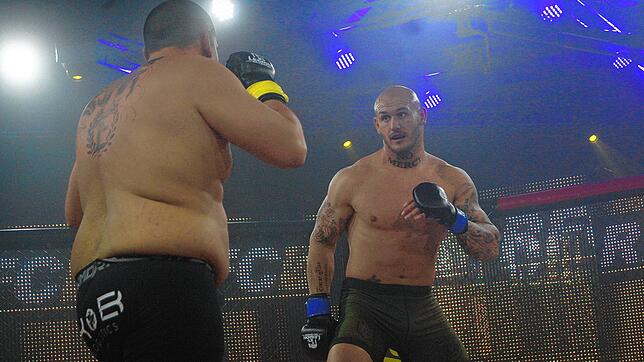 Christian Fischer (rechts) während seines ersten MMA-Kampfes. Den konnte er direkt auch für sich entscheiden. Mit der Karriere soll es ...