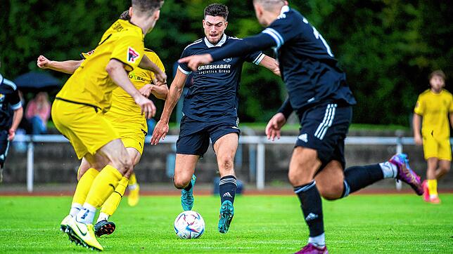 Durch die Lücke: Der Laufenburger Luca Schmidt (Mitte) erzielte beim 6:0-Sieg seiner Mannschaft gegen die U23 des Freiburger FC so wie ...