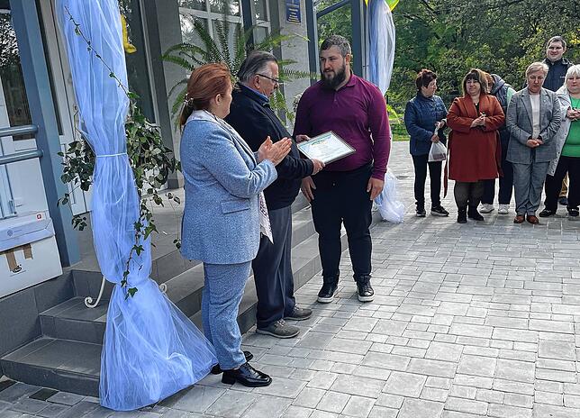 Bürgermeisterin Maria Koval-Mazuta begrüßt die Delegation zur Einweihung der neuen Ambulanz, in welcher auch das neue EKG für die ...