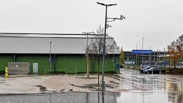 Schiefe Laterne am frühen Dienstagnachmittag auf dem Lidl-Parkplatz an der Max-Stromeyer-Straße. Zu diesem Zeitpunkt war wenig Betrieb, ...